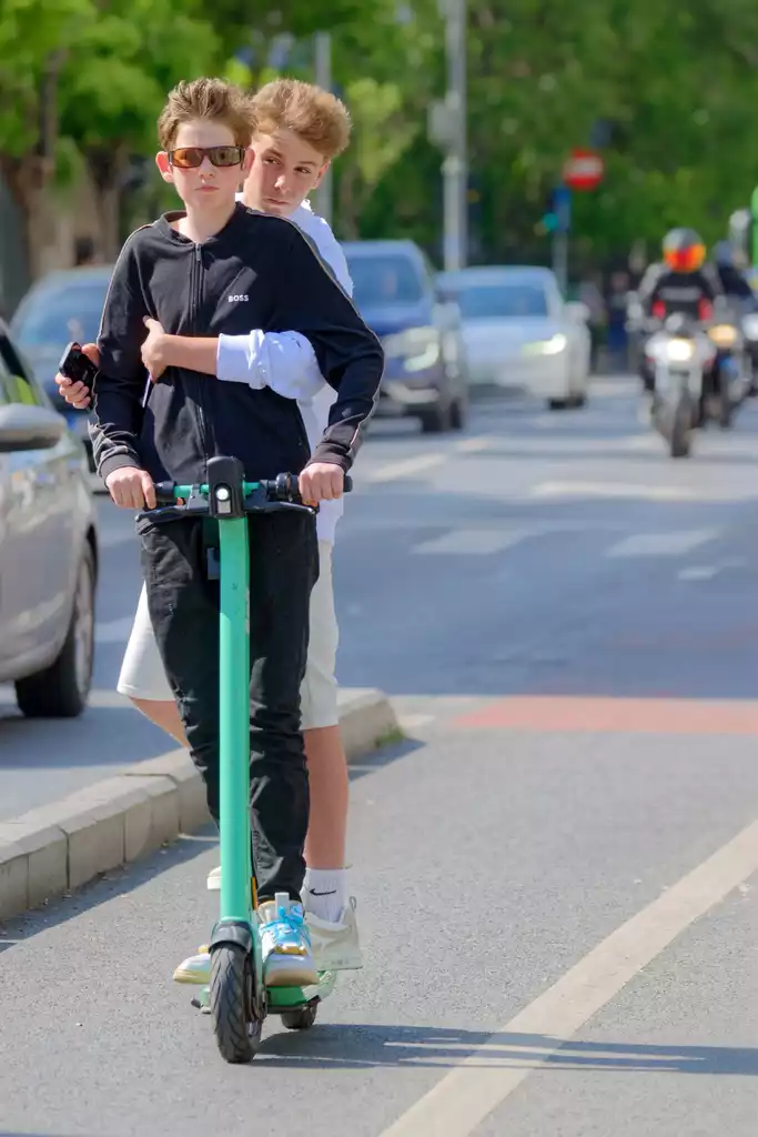 eSIM et ados : la surveillance détruit elle la confiance ? 8 eSIM et ados : la surveillance détruit elle la confiance ? Géolocalisation des ados par eSIM : comment protéger votre enfant sans détruire le dialogue et sa liberté ?