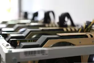 Déployez une IA locale et souveraine sur un rig 10 GPU. Maîtrisez vos données sans dépendre du cloud.