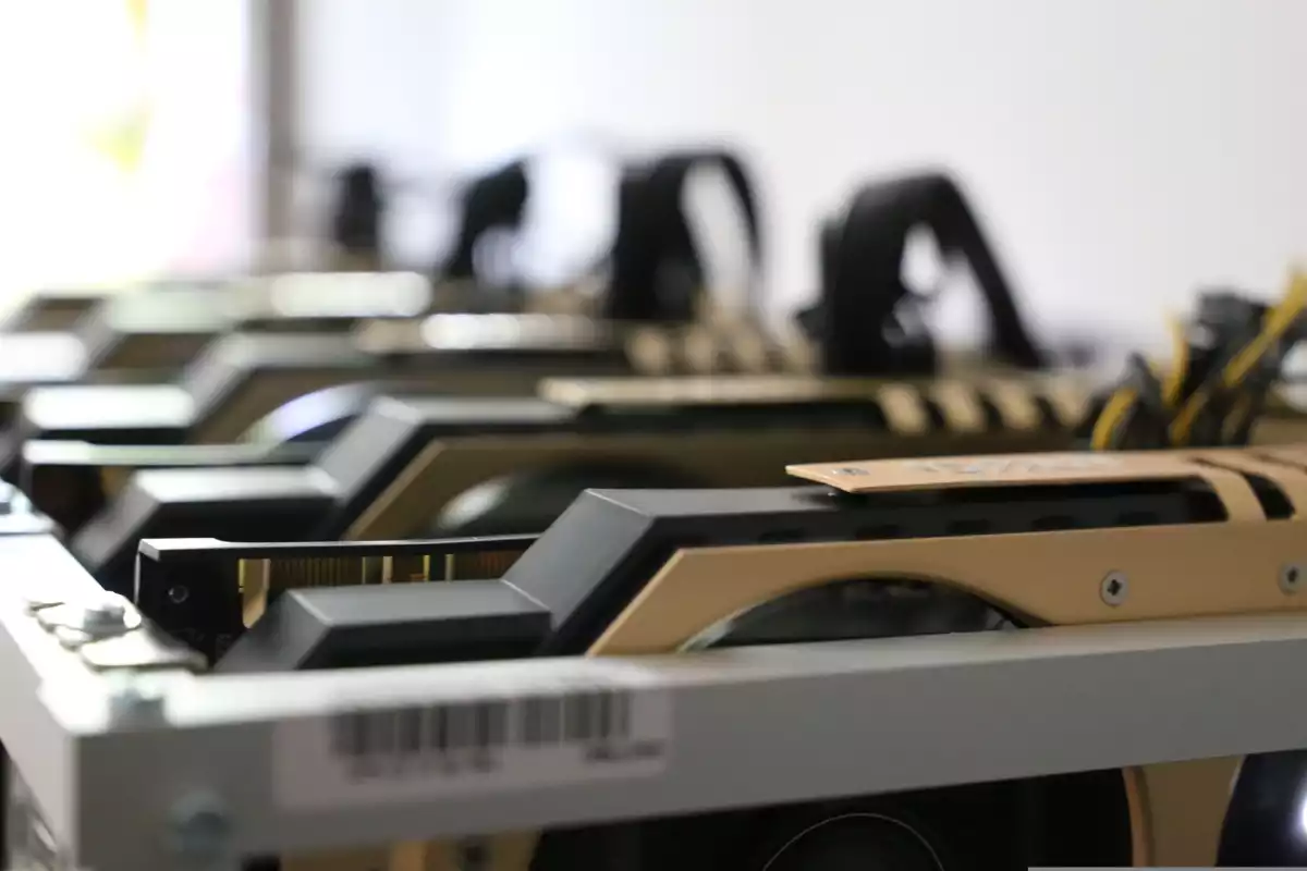 Déployez une IA locale et souveraine sur un rig 10 GPU. Maîtrisez vos données sans dépendre du cloud.