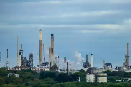 Sous le capot, une puce dopée à l'IA locale réduit la facture de carburant 7 raffinerie et ia local pour éco escence