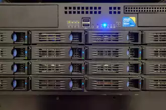 Transformez un vieux serveur en IA locale performante. Guide complet pour installer un LLM gratuit et privé sur PC