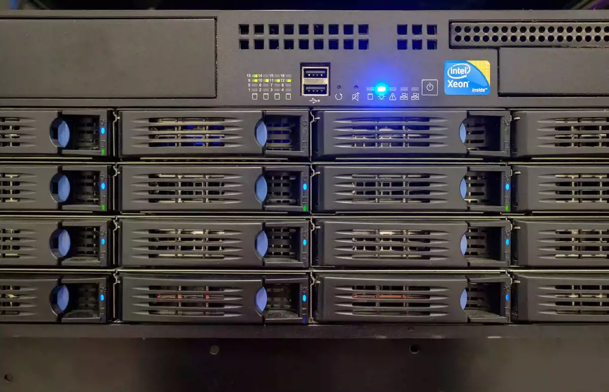 J'ai installé une IA 100 % privée sur un vieux PC 7 Transformez un vieux serveur en IA locale performante. Guide complet pour installer un LLM gratuit et privé sur PC