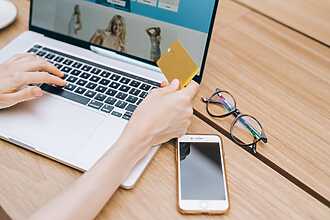 Vendre de la data sans stock : l’eSIM change l’e-commerce 11 Paiement d'une commande en ligne sur ordinateur, un smartphone posé à côté