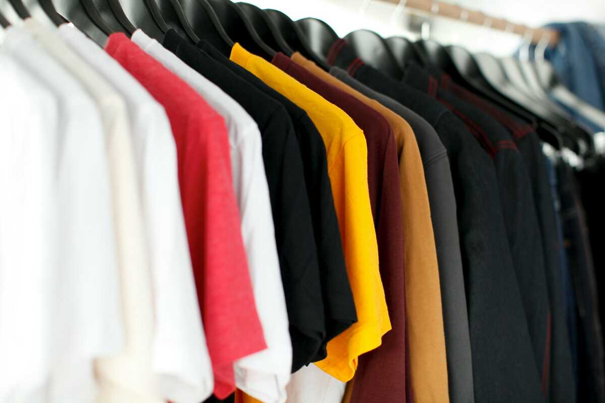 Vendre de la data sans stock : l’eSIM change l’e-commerce 8 Chemises suspendues à un portant, image de la vente en ligne sans stock